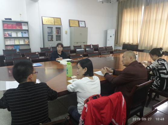 我院政治学与行政学系党支部举行“重温入党誓词，迎国庆观影”党日活动